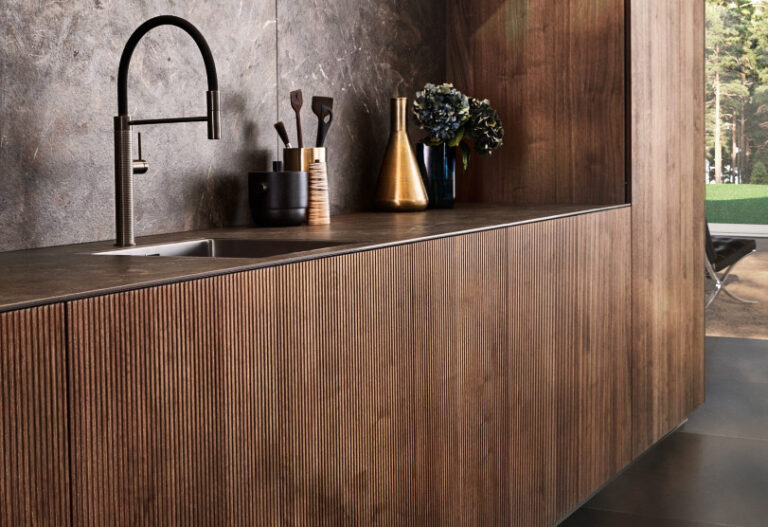 Moderne Küche aus Echtholz, Oberfläche Kannelierung, Küchenutensilien stehen auf der Arbeitsplatte, Waschbecken integriert